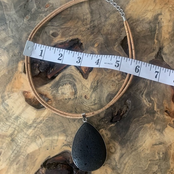 Elegant Black Pendant Necklace - Picture 6 of 10